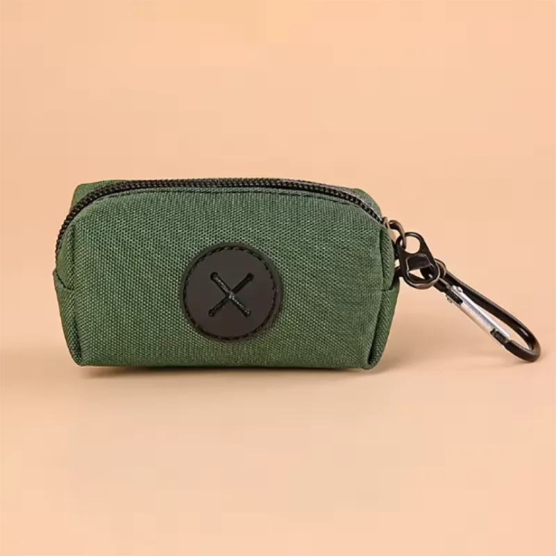 Pochette à fermeture éclair vert olive foncé avec emblème croix noire et clip métallique.