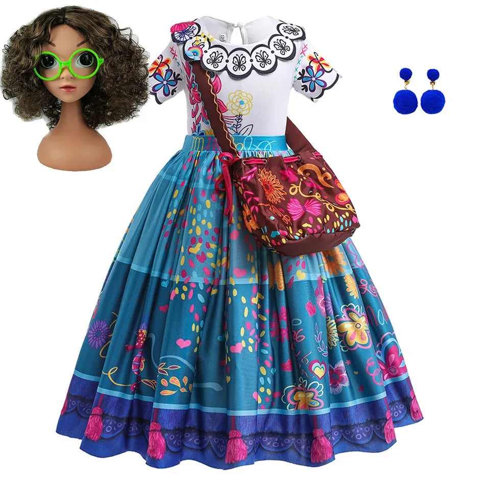 Kleid eines Mädchens mit weißem Oberteil, blumigem Kragen und blauem, mehrlagigem Rock mit farbenfroher Stickerei.