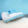 Helles blaues Haustier-Grooming-Kamm mit weißen und blauen Akzenten auf einer weißen Felloberfläche.