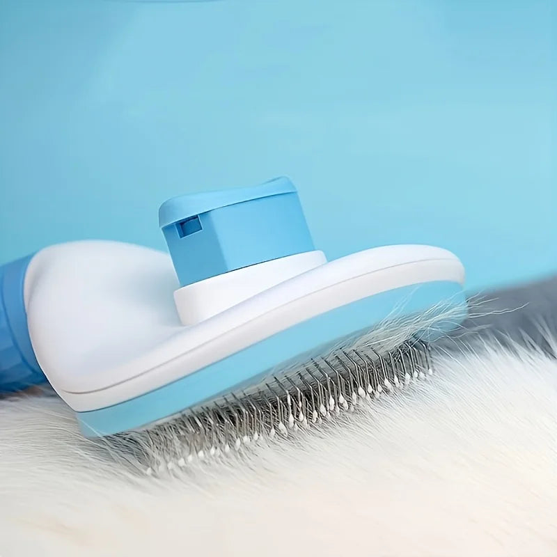 Helles blaues Haustier-Grooming-Kamm mit weißen und blauen Akzenten auf einer weißen Felloberfläche.