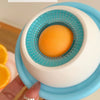 Nahaufnahme eines interaktiven Tier-Lickspielzeugs mit einer orangen Kugel in einer weißen und blauen Silikonschale.