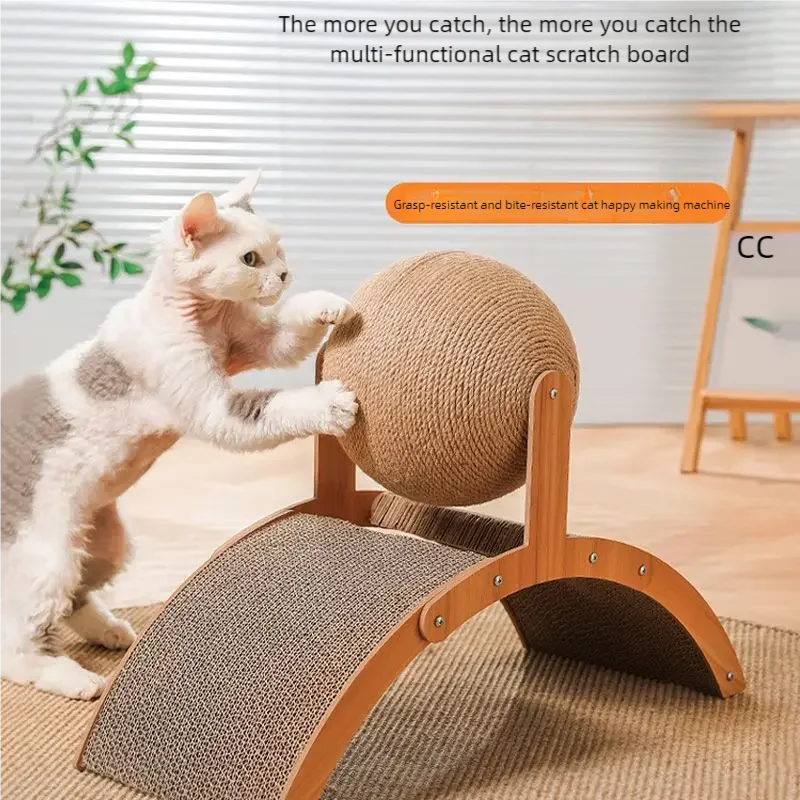 Eine weiße Katze interagiert mit einem multifunktionalen Kratzbrett für Katzen mit Holzball und Sisalmaterial.
