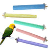 Colección de juguetes de percha para loros de colores, en varias longitudes y tonos: azul, amarillo, verde y morado.
