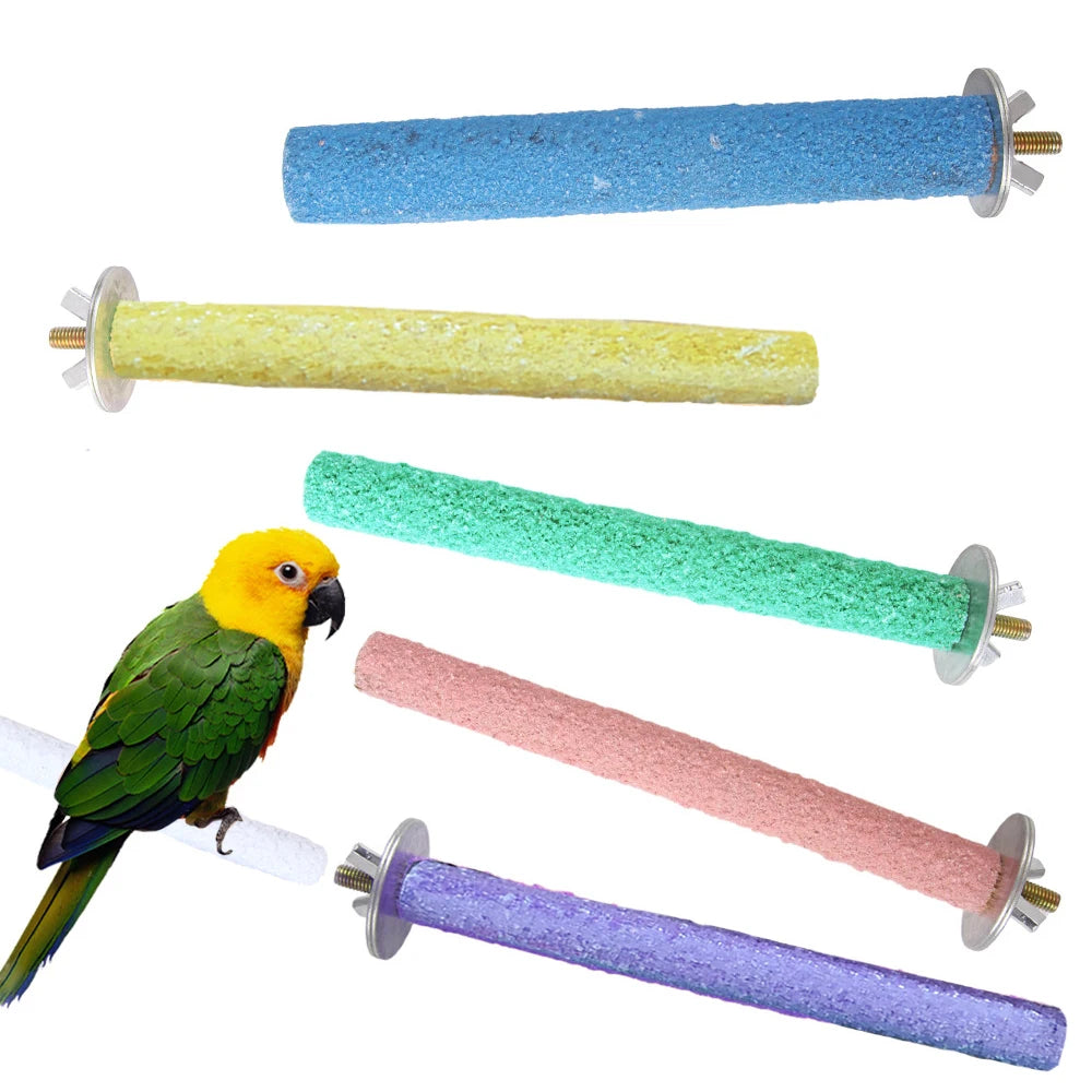 Colección de juguetes de percha para loros de colores, en varias longitudes y tonos: azul, amarillo, verde y morado.