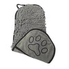 Serviette de bain grise pour animal avec une texture duveteuse et un motif empreinte de patte lisse.