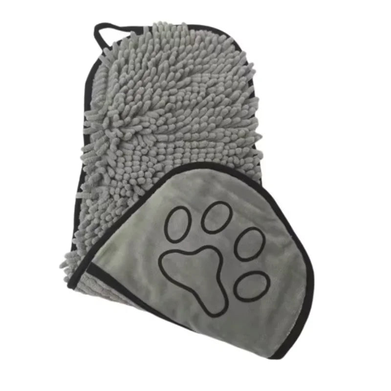 Serviette de bain grise pour animal avec une texture duveteuse et un motif empreinte de patte lisse.