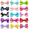 Colección de clips y lazos de pelo de mascotas coloridos para el aseo de perros y gatos, con varios patrones y colores.