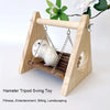 Juguete de columpio de trípode de madera para hámsteres con cadena y estructura de madera.