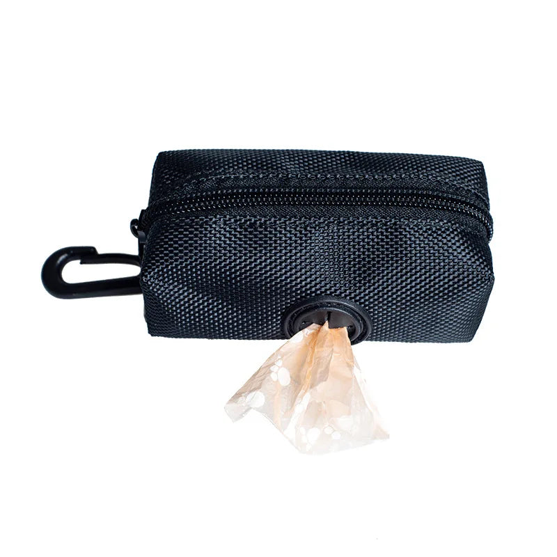 Dispenser para bolsas de desechos de mascotas negro ajustable con enganche para correa y bolsa enrollada