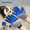 Blaue Silikonkatzenhandschuhe mit schwarzen Handflächen, die zum Kämmen von Tierhaaren verwendet werden.