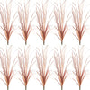 Un amas d'herbes fines brun-rouge utilisées comme décoration de jardin miniature.