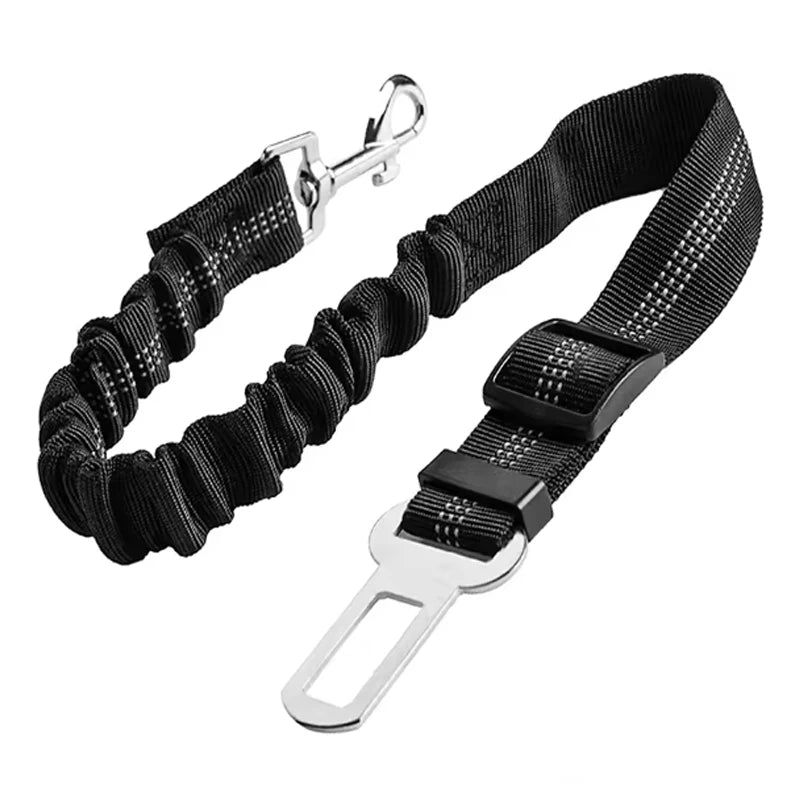 Arnés de seguridad para coche de perro negro y duradero con correa de amortiguación acolchada y clip metálico.