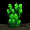 Une plante aquatique artificielle verte vibrante poussant dans un substrat sombre sur fond noir.