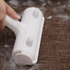يد تمسك بفرشاة كبيرة لإزالة شعر الحيوانات الأليفة بيضاء على سطح بني داكن ومُحكّ).