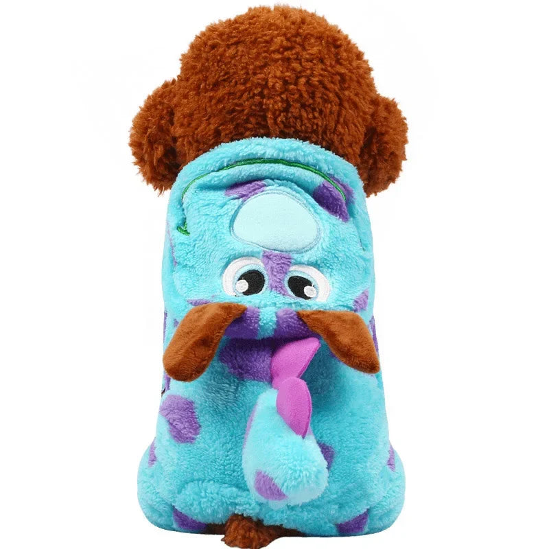 Un costume de chien moelleux avec de la fourrure brune et du flanelle bleu clair avec des accents violets.