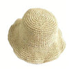 Chapeau à visière en paille beige tissée pour la protection solaire.