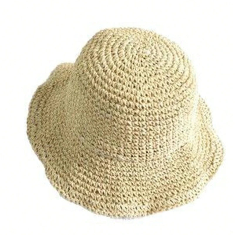Chapeau à visière en paille beige tissée pour la protection solaire.