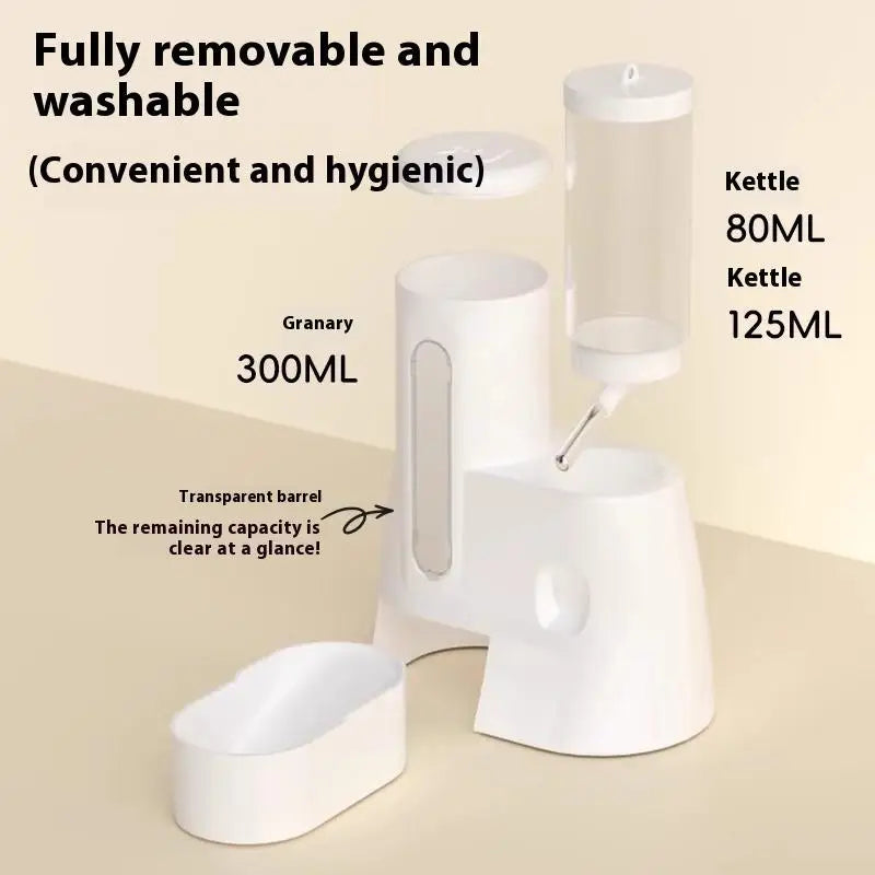 Râtelier automatique blanc et distributeur d'eau avec diverses bouteilles de capacité sur une surface claire