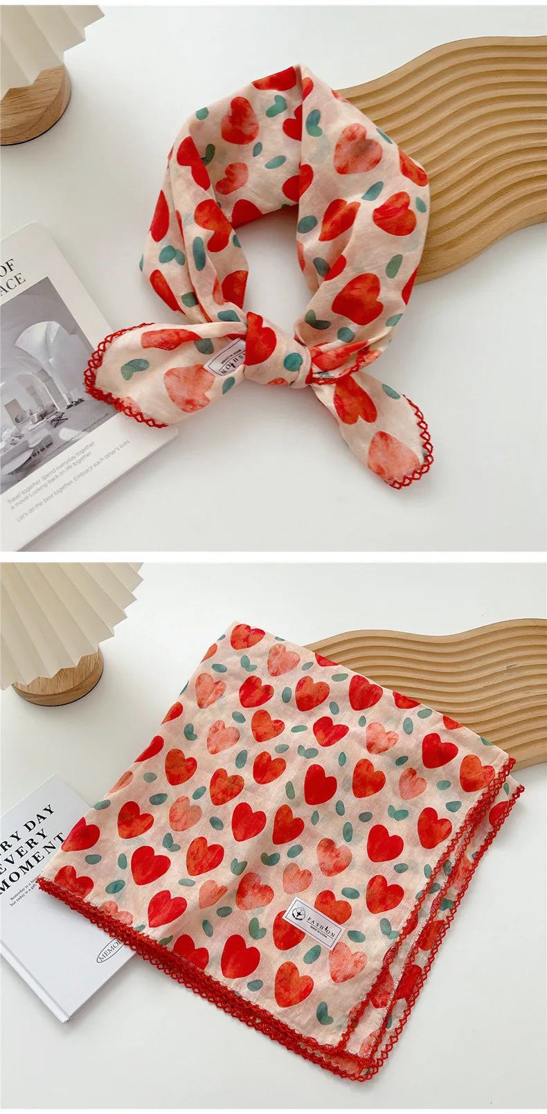 Gros plan d'un foulard en coton floral rouge et rose noué en nœud, exposé sur un fond en bois.