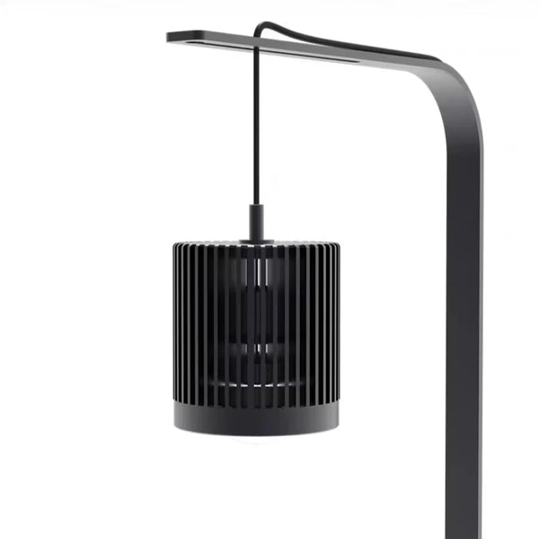 Un luminaire pour aquarium noir avec un long bras et un abat-jour cylindrique.