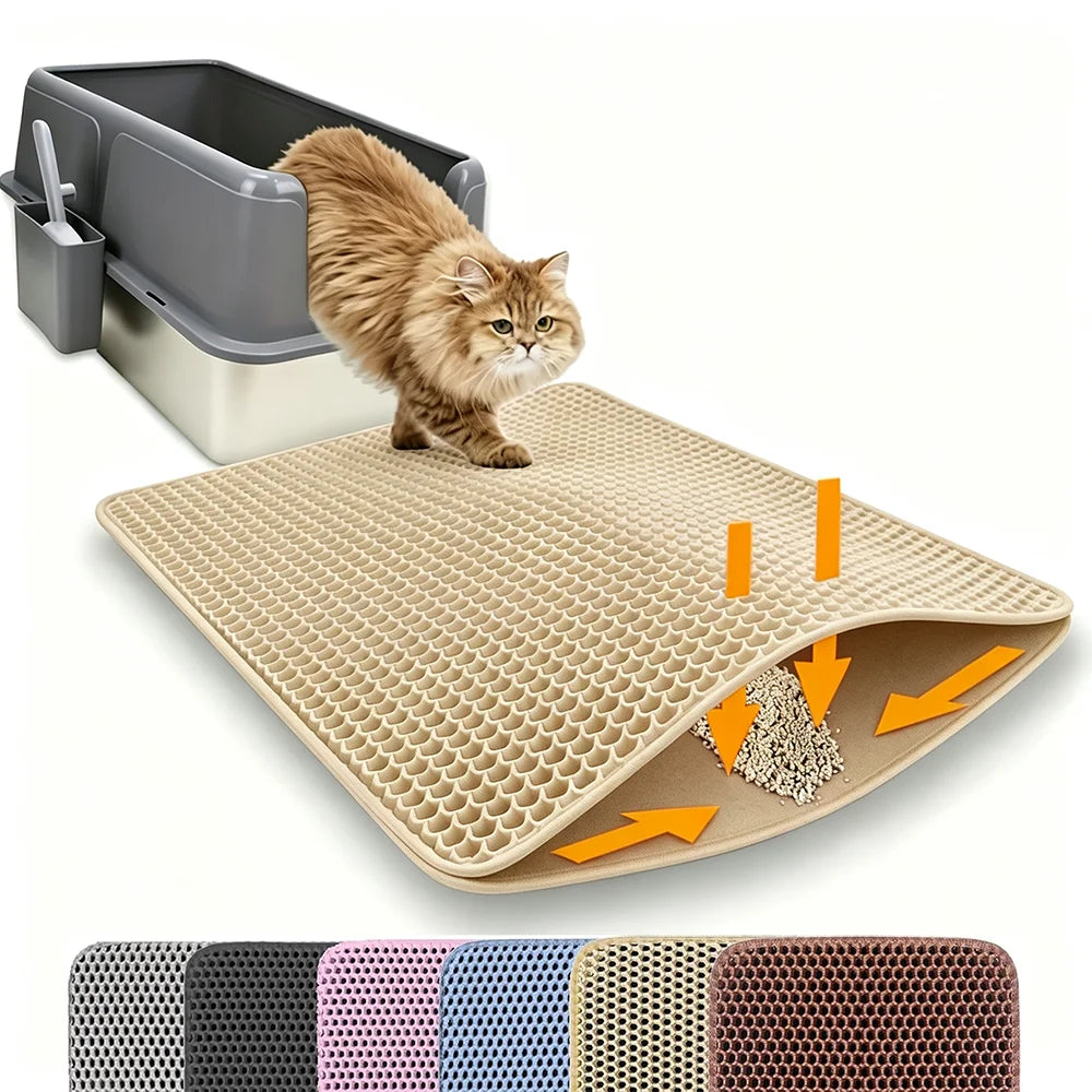 Ein flauschiger orange Kater steht auf einer beigen Katzenstreumatte neben einer grauen Katzentoilette.