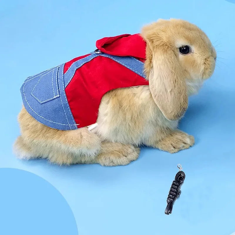 Flauschiges, braunes Kaninchenspielzeug in einem Jeans- und roten Kostüm für kleine Haustiere.