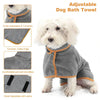 Serviette de bain grise pour chien avec collier et velcro sur la poitrine, montrée sur un petit chien blanc.