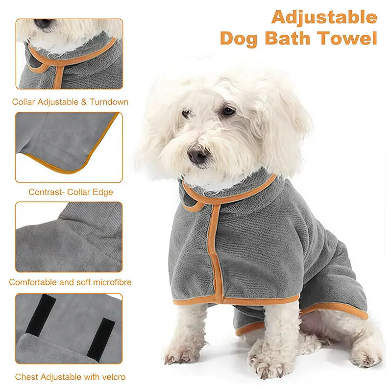 Serviette de bain grise pour chien avec collier et velcro sur la poitrine, montrée sur un petit chien blanc.