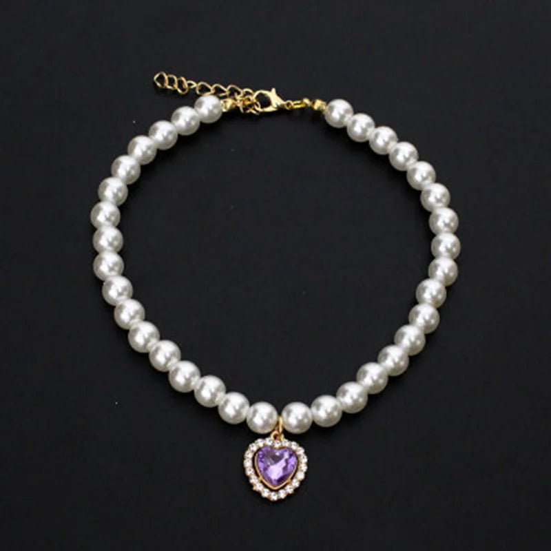 Collier de perles à chaîne dorée avec pendentif de pierre violette pour animaux.