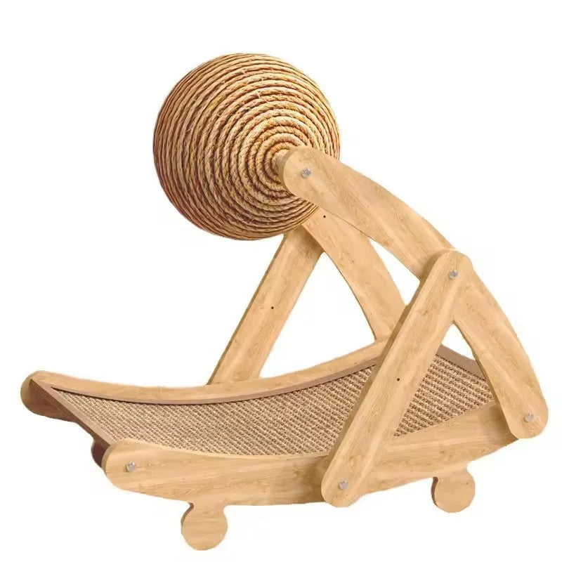 Naturholz-Kratzbaum mit Ball, mit lamellierter Basis und Holzrahmen.