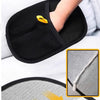 Ein schwarzes Tierhaar-Entfernungs-Grooming-Handschuh mit gellem Ende, der auf eine Hand verwendet wird.
