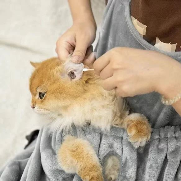 Una persona está usando un delantal transportador para mascotas alcatrúa de color naranja.