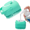 Eine Hand hält eine türkisblaue Silikon-Pflegebürste und Shampoo-Dispenser mit grünem Borstenkopf.