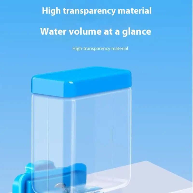 Cage distributeur d'eau en plastique transparent rempli d'eau, haute transparence.