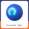 Helles blaues interaktives Hundespiel-Springballspielzeug mit einem leuchtenden weißen Power-Symbol auf der Oberfläche.