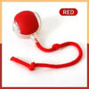 Roter interaktiver Spielball für Haustiere mit weichem, quetschbarem Ball und Schnur zum Spielen.