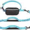 Blau-schwarze, ausziehbare Bungee-Leine mit schwarzem Reißverschlussbeutel am Halsband.