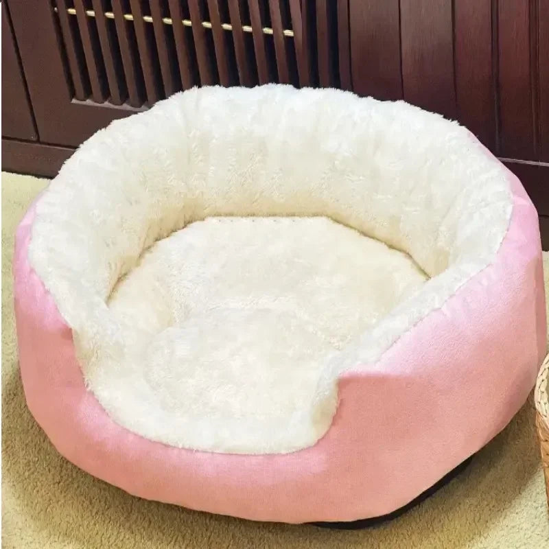 Rosa, ultraweiche Baumwollhundbett mit flauschiger weißer Innenseite auf hellem gelbem Untergrund.