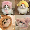 Collage von Katzen mit lustigen Strickmützen in rosa, gelber und brauner Farbe
