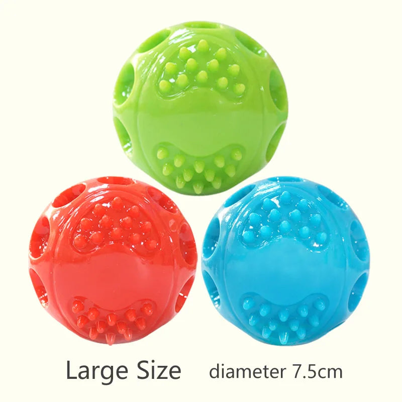 Tres juguetes de perros que hacen ruido, rebotando, en verde, rojo y azul con un diámetro de 7.5 cm.