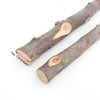 Une longue branche de bois naturel avec une coupe transversale indiquant un diamètre de 1,5 à 2,5 cm.