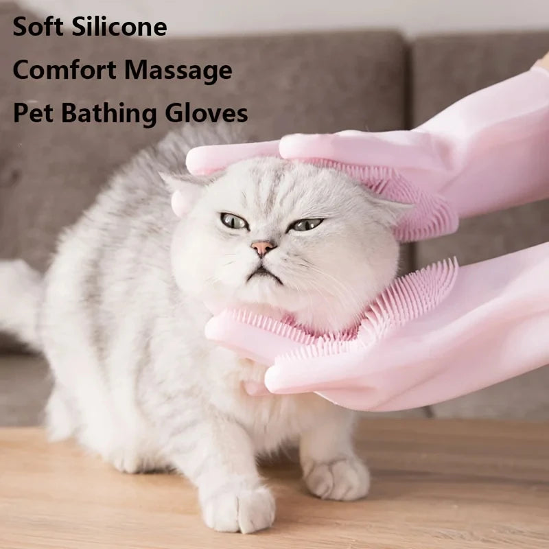 Rosa Silikon-Massagehandschuh zum Baden, sanft massiert eine weiße Katze.