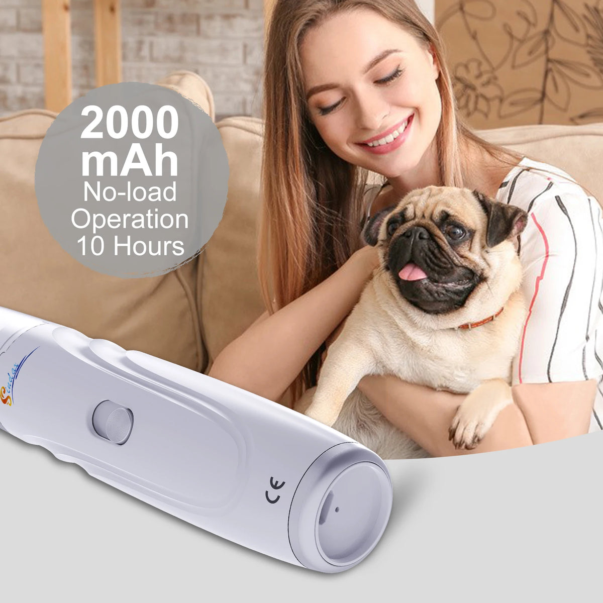 Un limageur à ongles pour chien rechargeable USB de couleur violet clair, à côté d'une femme souriante et d'un pug.