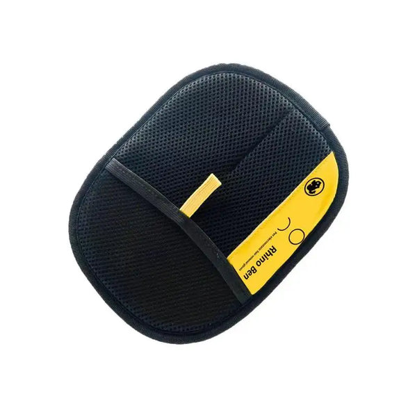 Guante de silicona negra de doble cara para quitar el pelo de mascotas con acento amarillo.