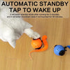 Oranger Automatik-Standby-Wasserhahn zum Wecken von Katzenspielzeug neben einem blauen Ballspielzeug auf einem Holzfußboden.