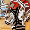 Suéter de perro tejido con estampado de oso en tonos marrones, blancos y naranjas.