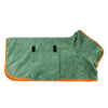 Peignoir de chien vert absorbant avec bretelles noires et bordure orange.