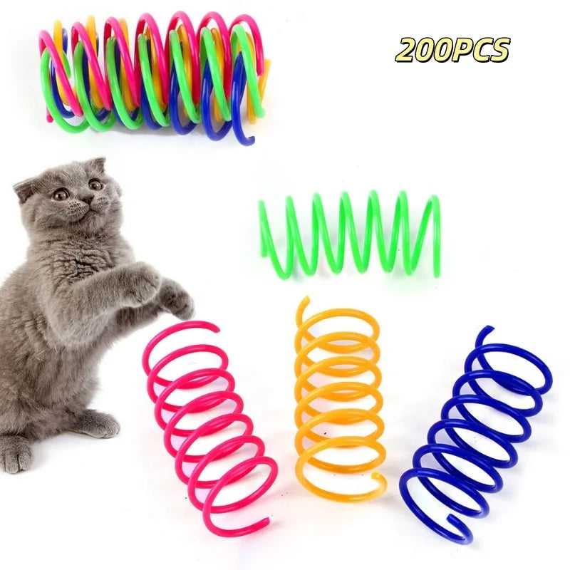 Eine Sammlung von 200 bunten Spiralkatzentoys in Grün, Blau und Pink auf weißem Hintergrund.