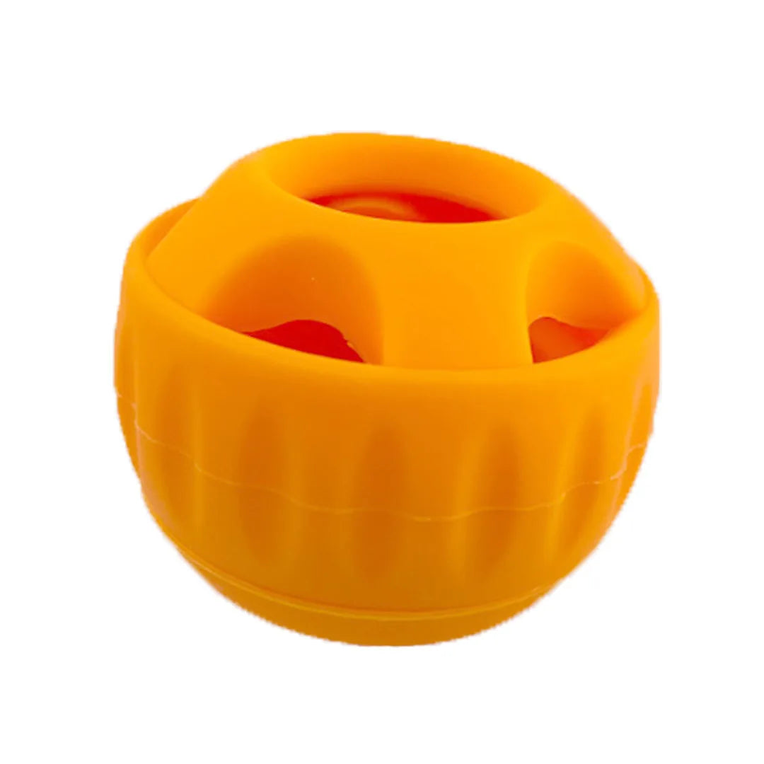 Oranger Silikon-Hundleckerli-Dispenserball mit mehreren Fächern zur Verteilung von Leckereien.