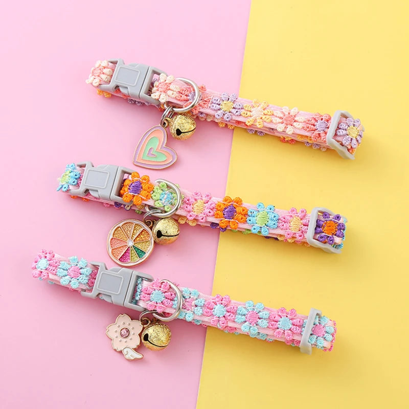 Buntes Tierhalsband mit Sicherheitsglocke für Hunde und Kätzchen, mit rosa, lila und orangefarbenen Blumenperlen.